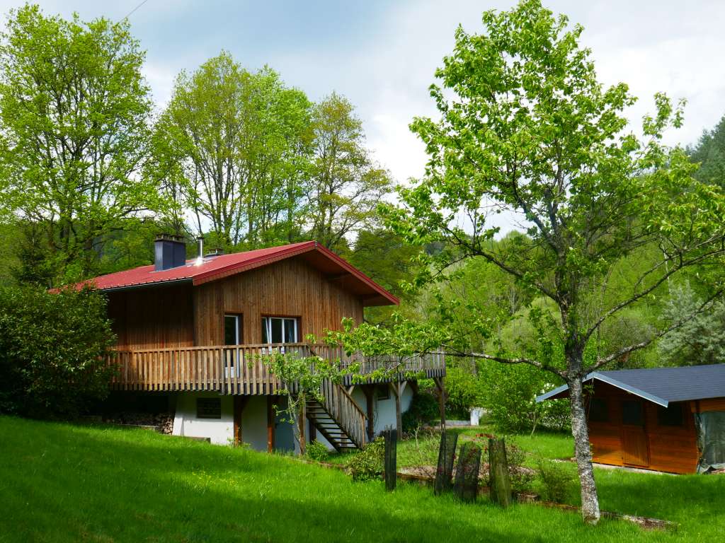 Gepflegtes Wohn-/Ferienhaus mit großem Grundstück in schöner Waldrandlage