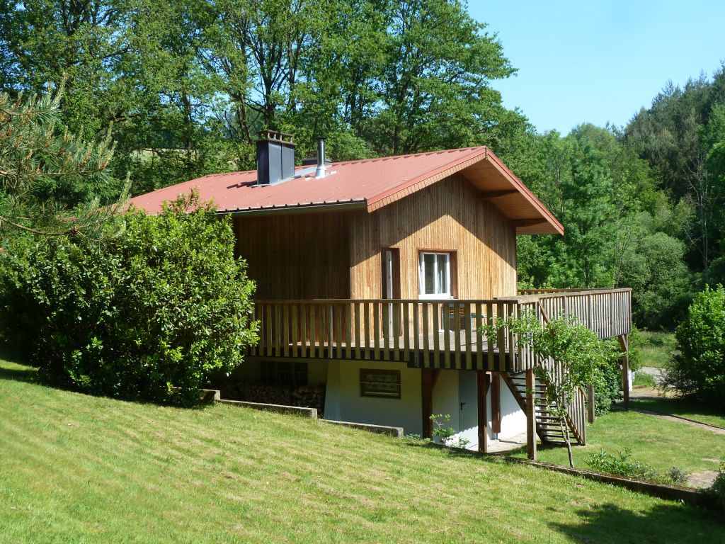 Nettes Wohn-/Ferienhaus mit großem Grundstück in schöner Waldrandlage